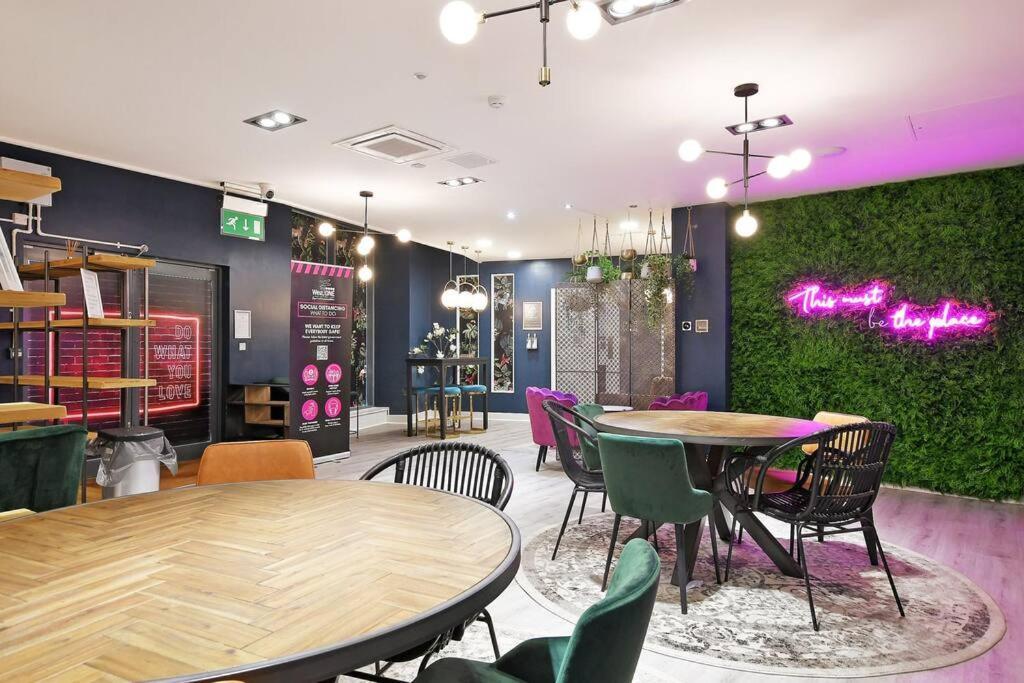 Perfectly Located City Centre Studio Apartment - West One With Free Wifi, Gym Access, Netflix Sheffield Exterior foto