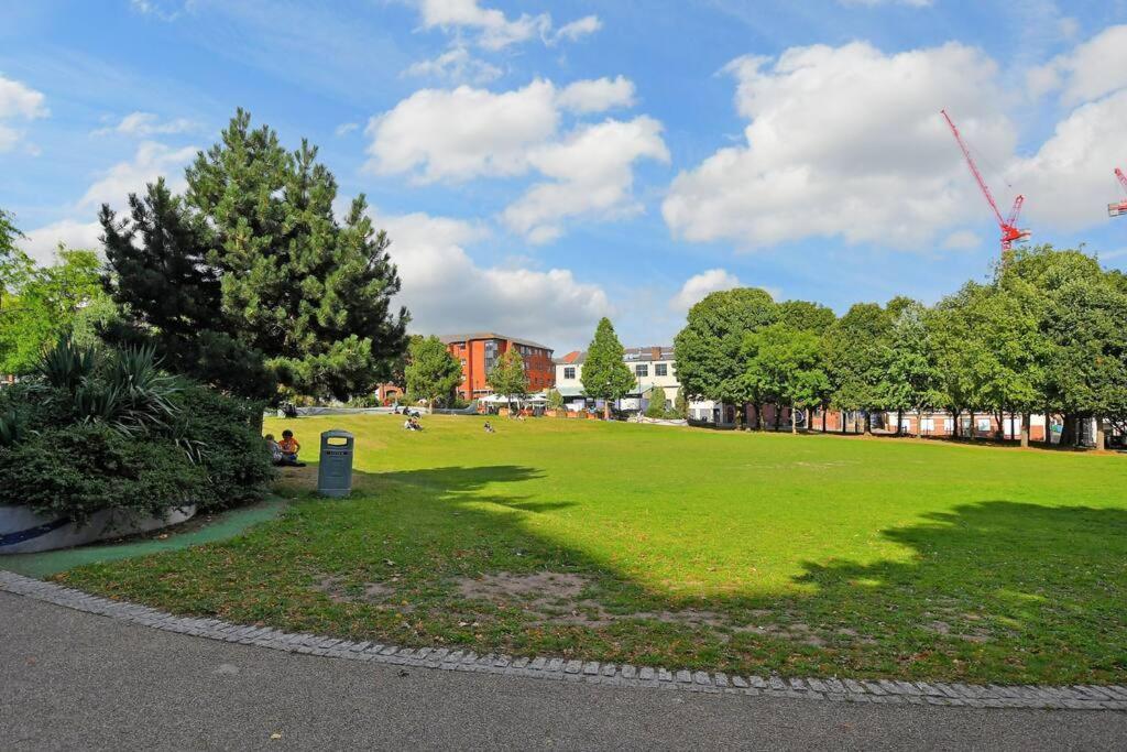 Perfectly Located City Centre Studio Apartment - West One With Free Wifi, Gym Access, Netflix Sheffield Exterior foto